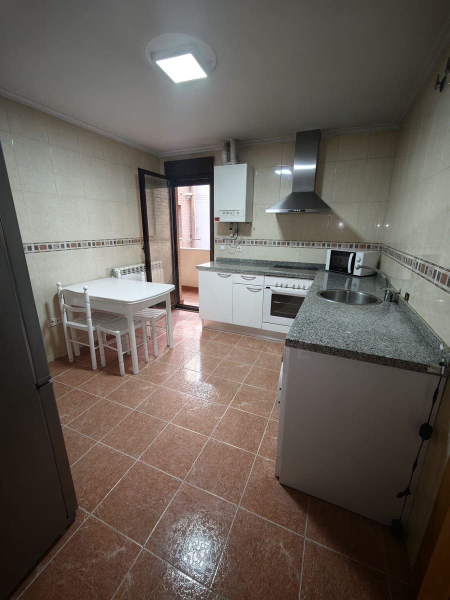 2 soverom Leilighet til leie i Leon by med garasje - € 580 (Ref: 9987900)