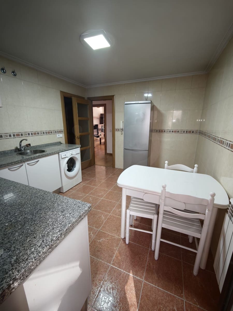 2 soverom Leilighet til leie i Leon by med garasje - € 580 (Ref: 9987900)