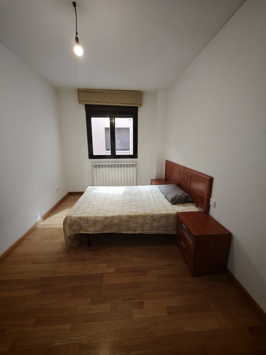 2 soverom Leilighet til leie i Leon by med garasje - € 580 (Ref: 9987900)