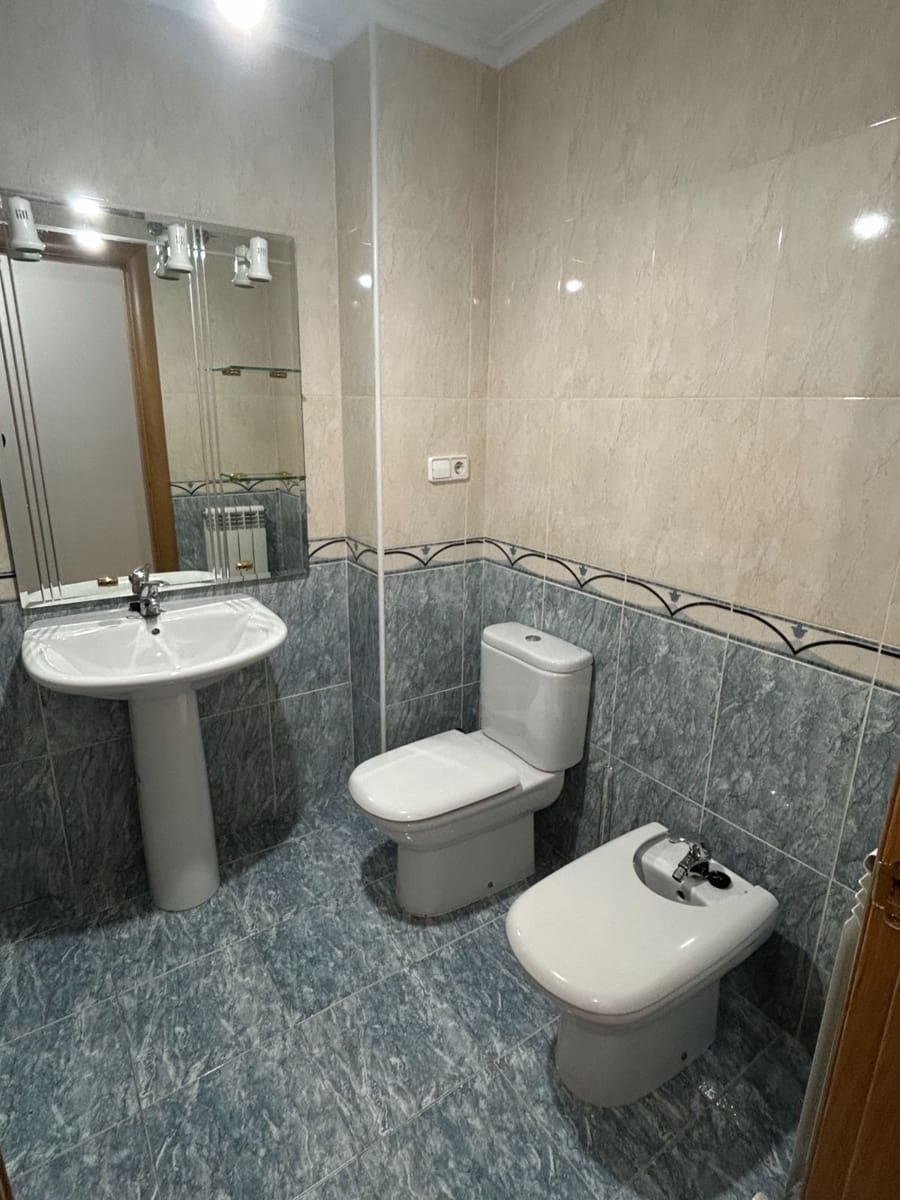 2 soverom Leilighet til leie i Leon by med garasje - € 580 (Ref: 9987900)