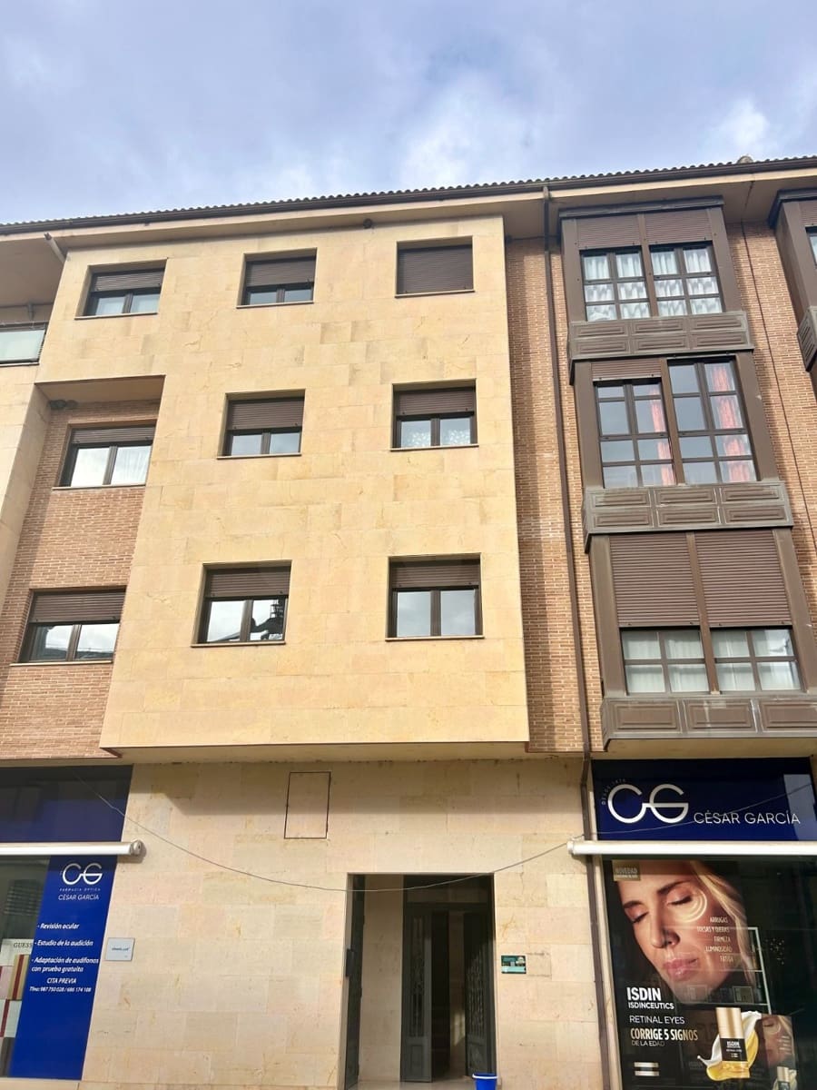 2 soverom Leilighet til leie i Leon by med garasje - € 580 (Ref: 9987900)