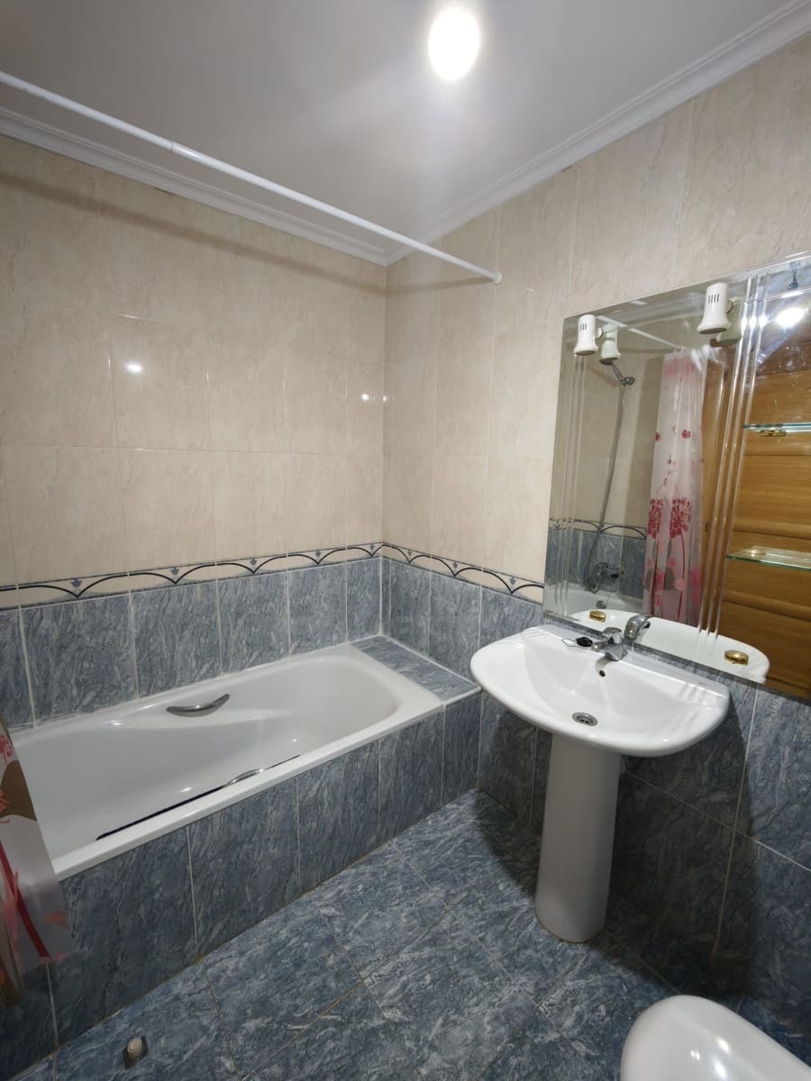 2 soverom Leilighet til leie i Leon by med garasje - € 580 (Ref: 9987900)