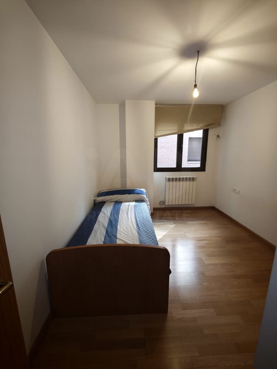 2 soverom Leilighet til leie i Leon by med garasje - € 580 (Ref: 9987900)