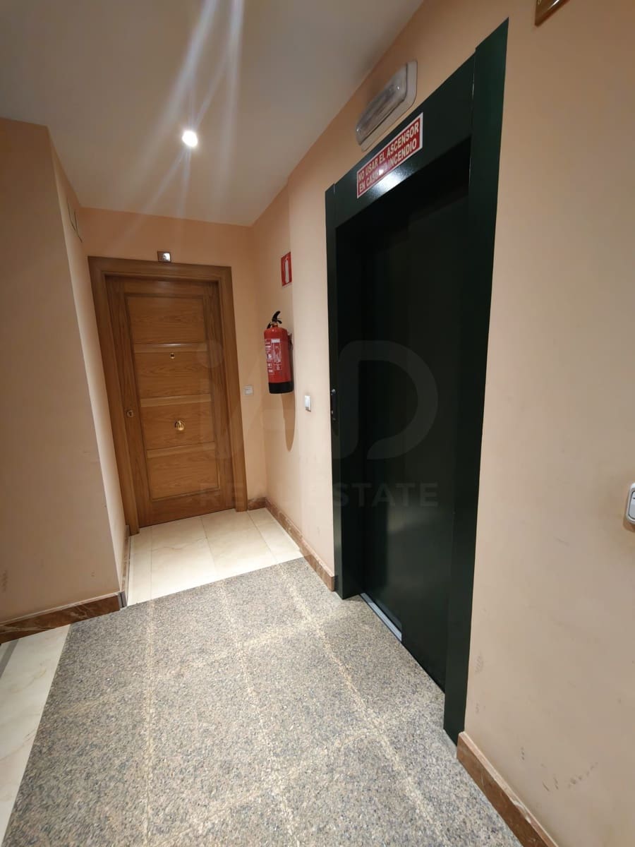 2 soverom Leilighet til leie i Leon by med garasje - € 580 (Ref: 9987900)