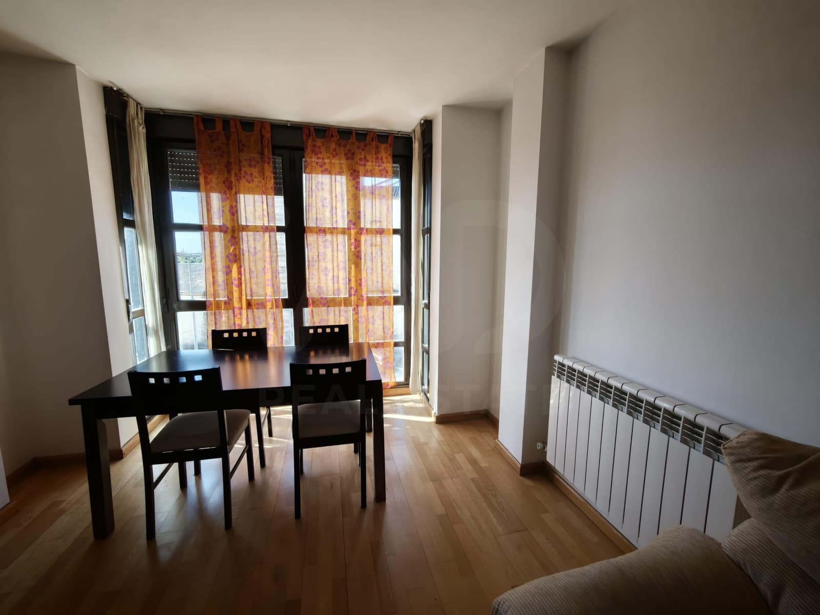 2 soverom Leilighet til leie i Leon by med garasje - € 580 (Ref: 9987900)