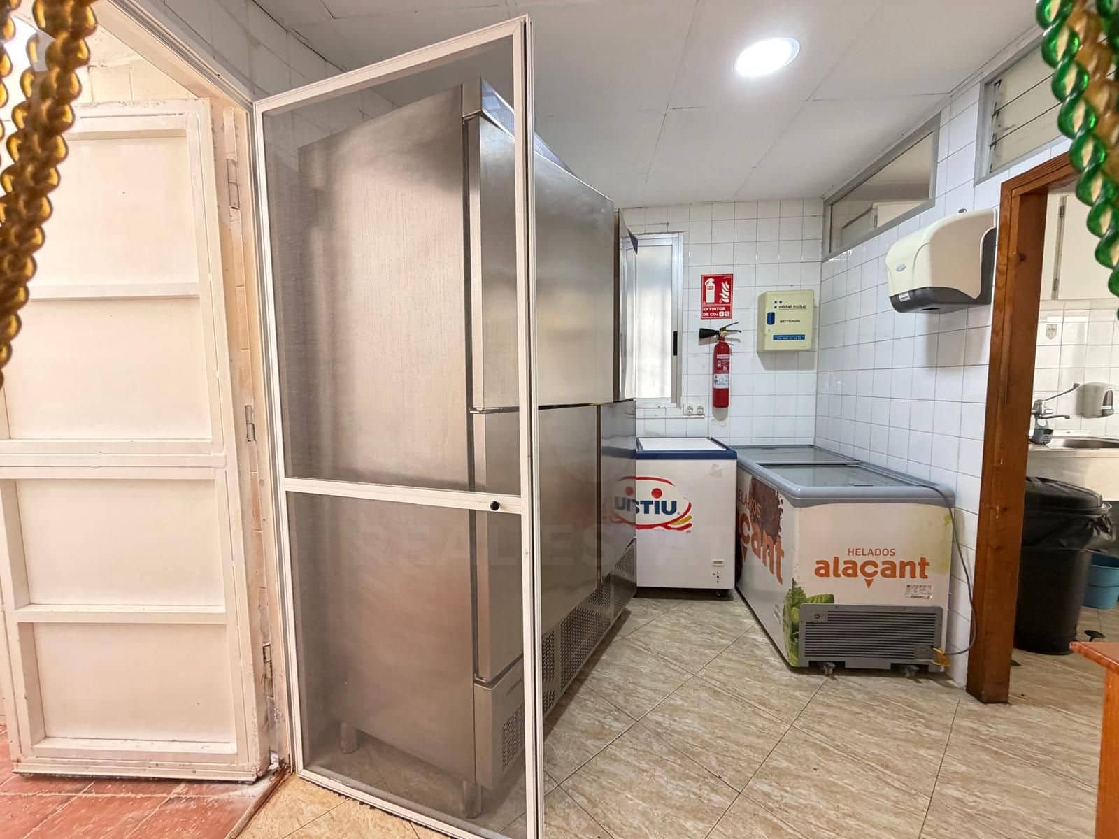 Kaupallinen myytävänä paikassa Valencia kaupunki - 350 000 € (Ref: 9987902)