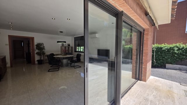 4 soverom Villa til leie i Barcelona by med svømmebasseng - € 4 500 (Ref: 9987908)