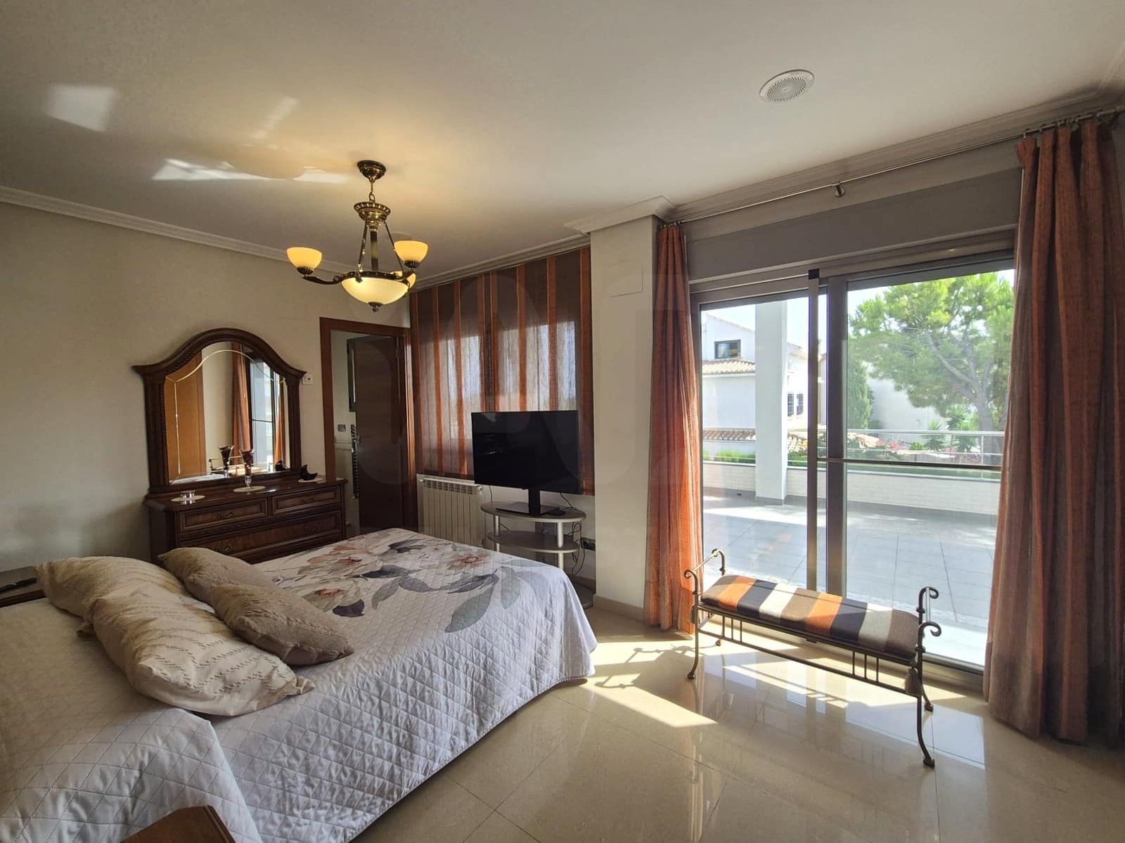 Chalet de 5 habitaciones en València ciudad en venta con piscina garaje - 750.000 € (Ref: 9987916)
