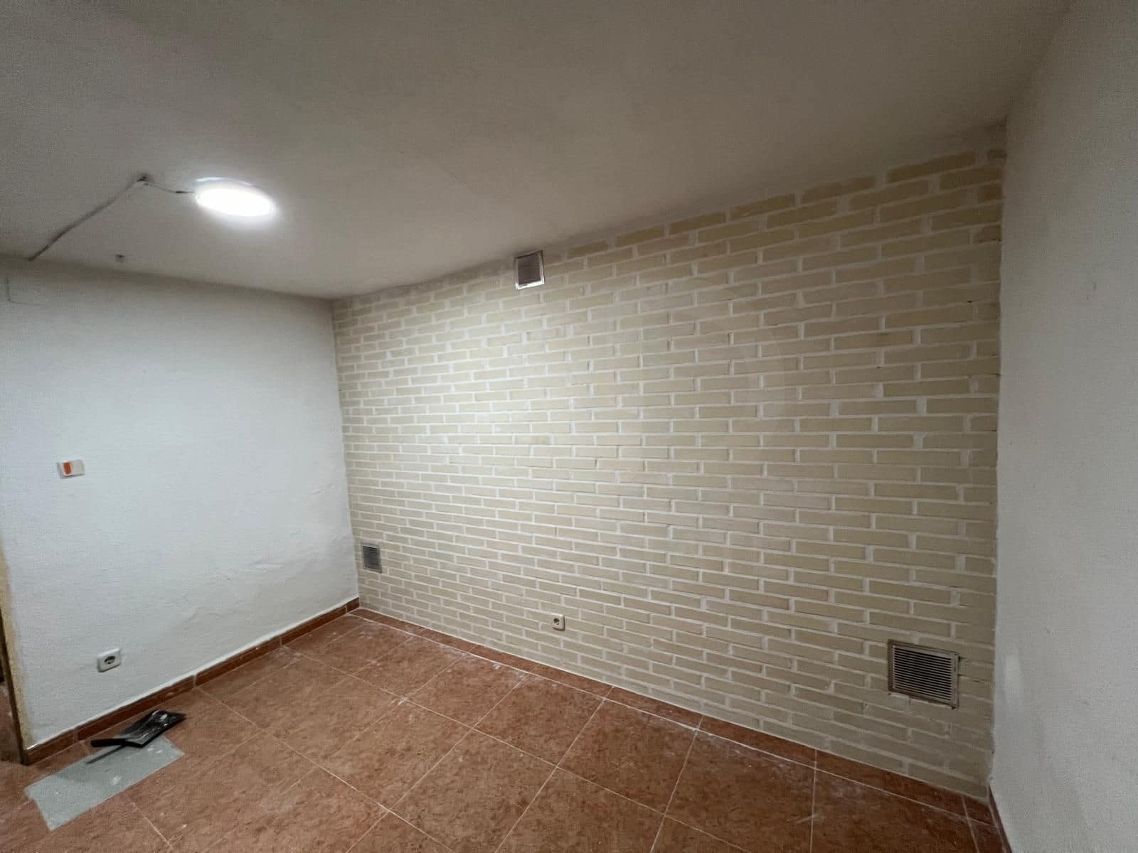 Local Commercial de 1 chambre à louer à Madrid ville - 850 € (Ref: 9987932)