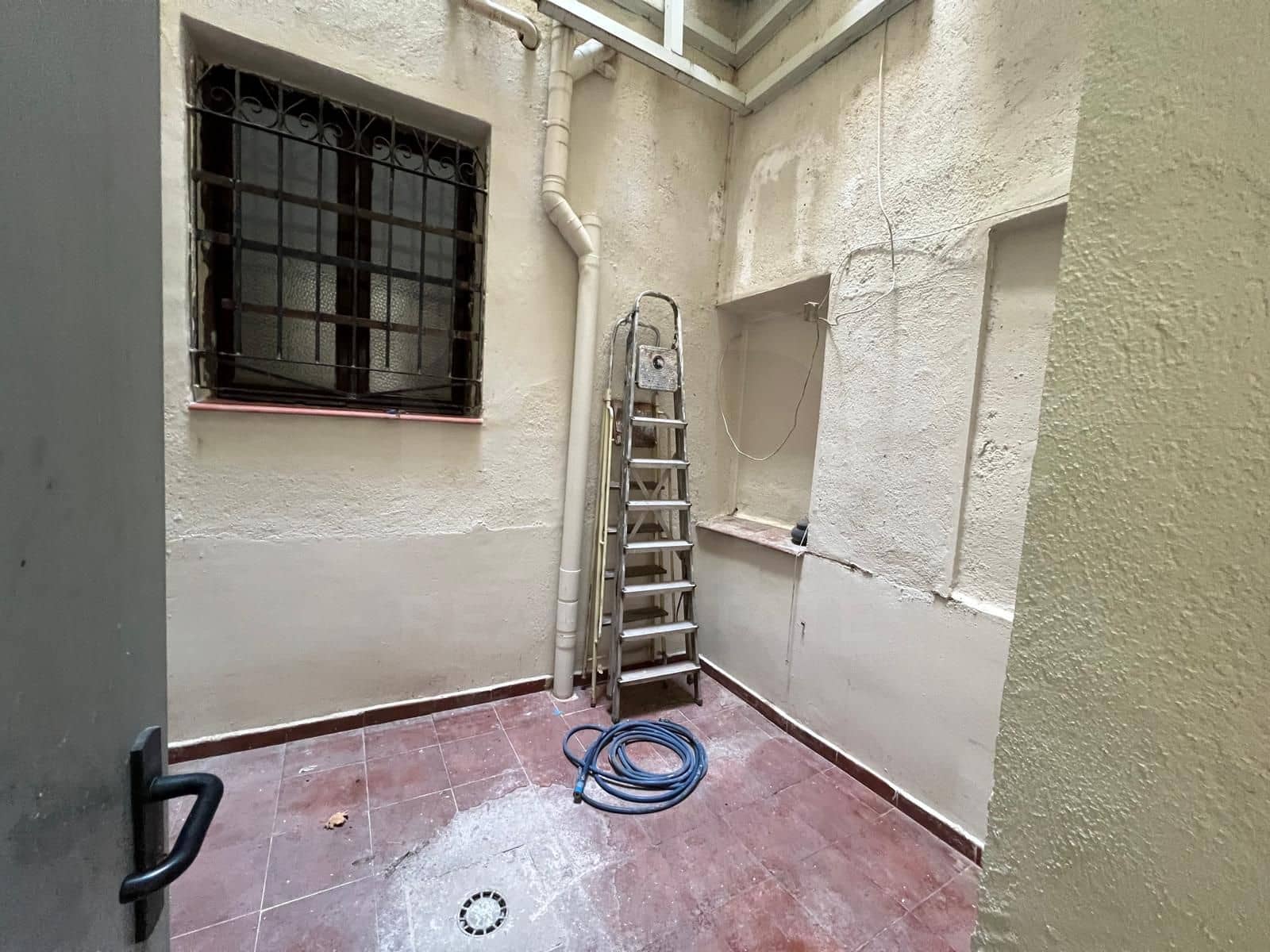 Local Commercial de 1 chambre à louer à Madrid ville - 850 € (Ref: 9987932)