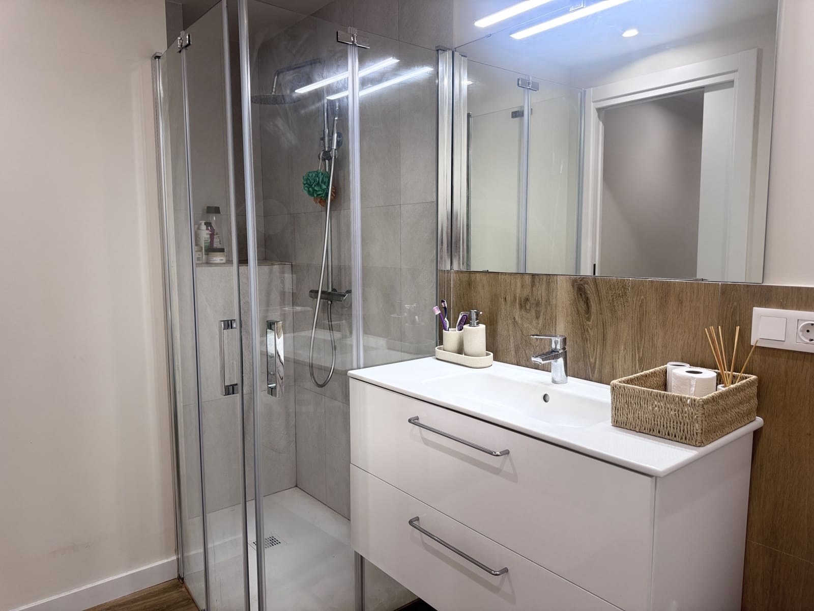 3 soveværelse Lejlighed til leje i Barcelona by - € 2.300 (Ref: 9987938)