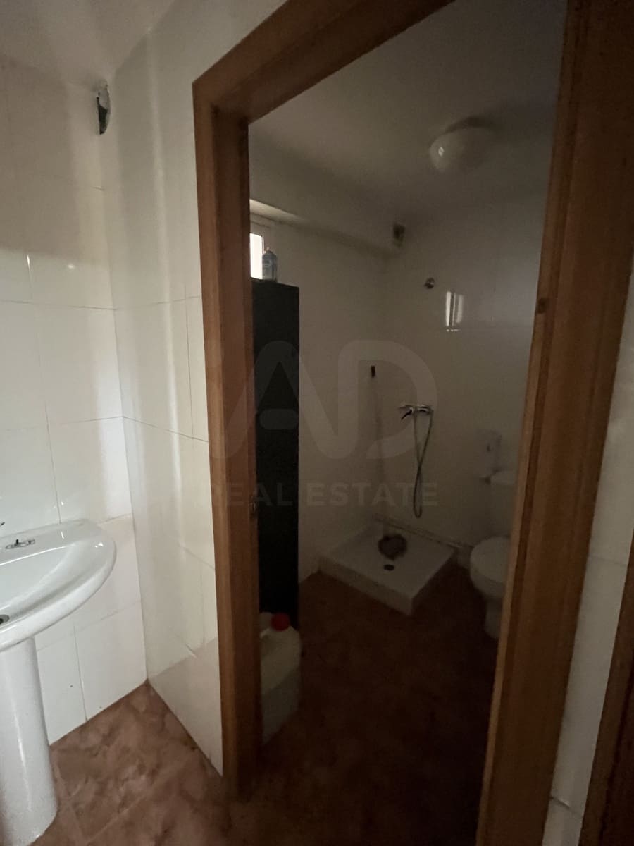 Kommersiell til leie i Leon by - € 850 (Ref: 9987942)