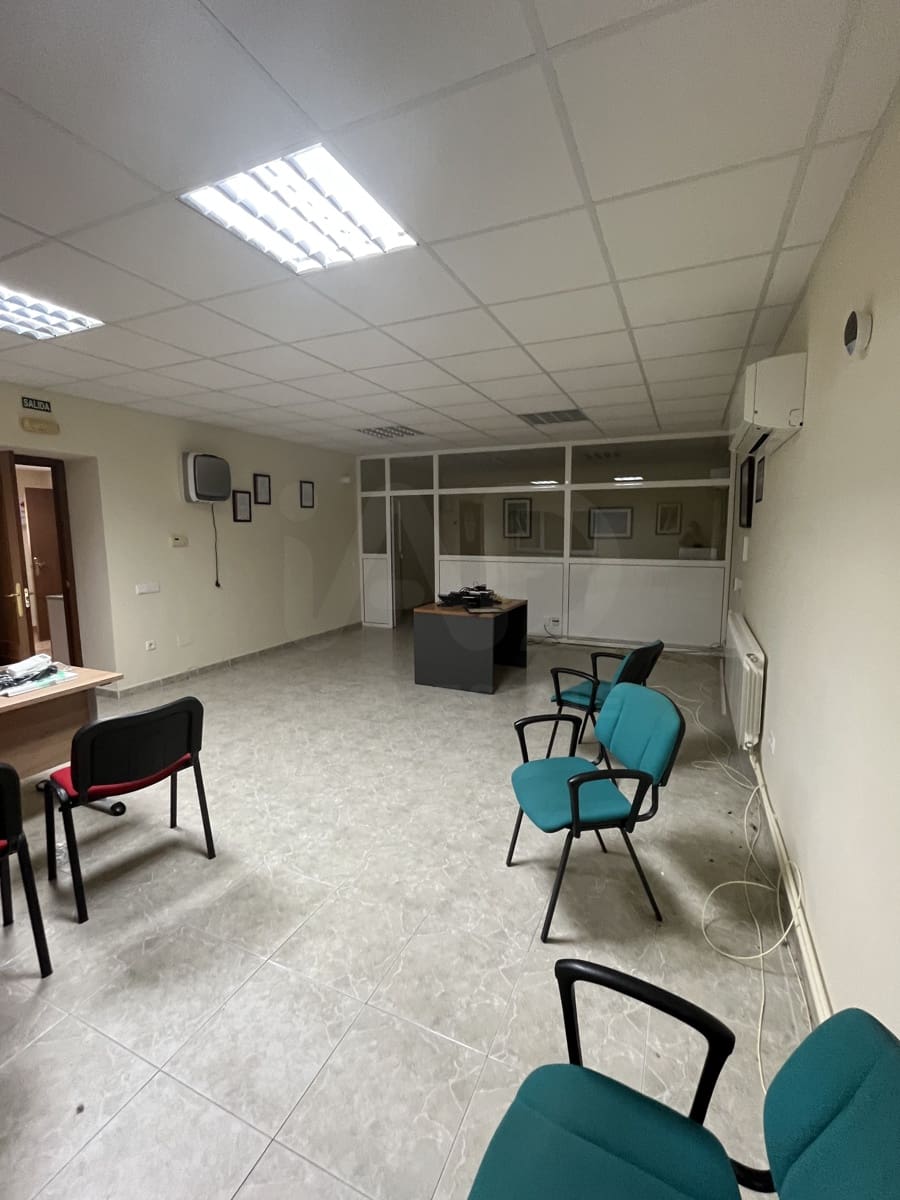 Kommersiell til leie i Leon by - € 850 (Ref: 9987942)
