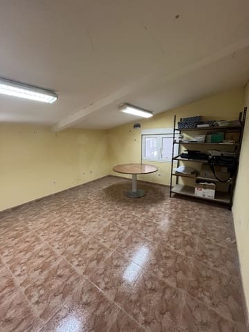 Erhverv til leje i León by - € 850 (Ref: 9987942)