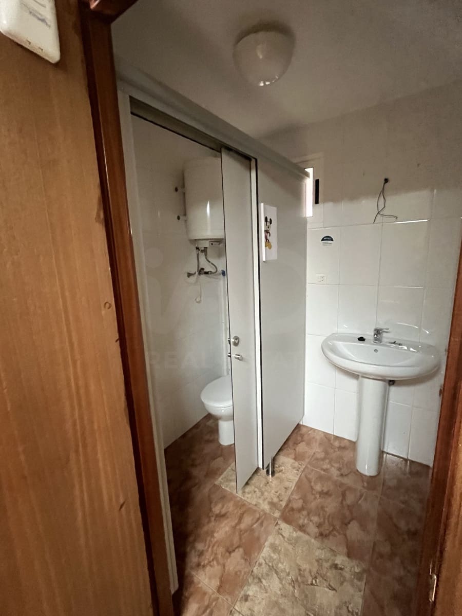 Kommersiell til leie i Leon by - € 850 (Ref: 9987942)