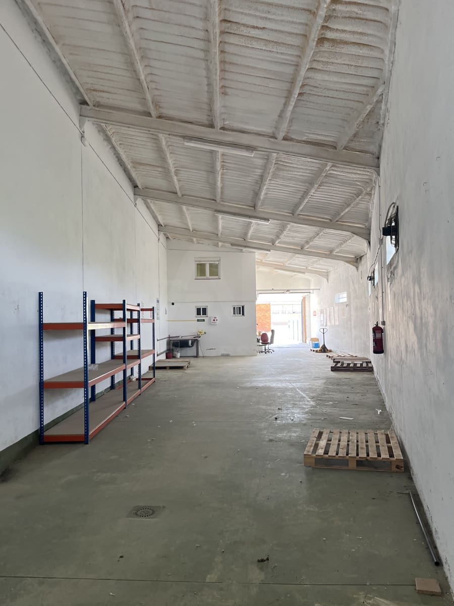 Kommersiell til leie i Leon by - € 850 (Ref: 9987942)