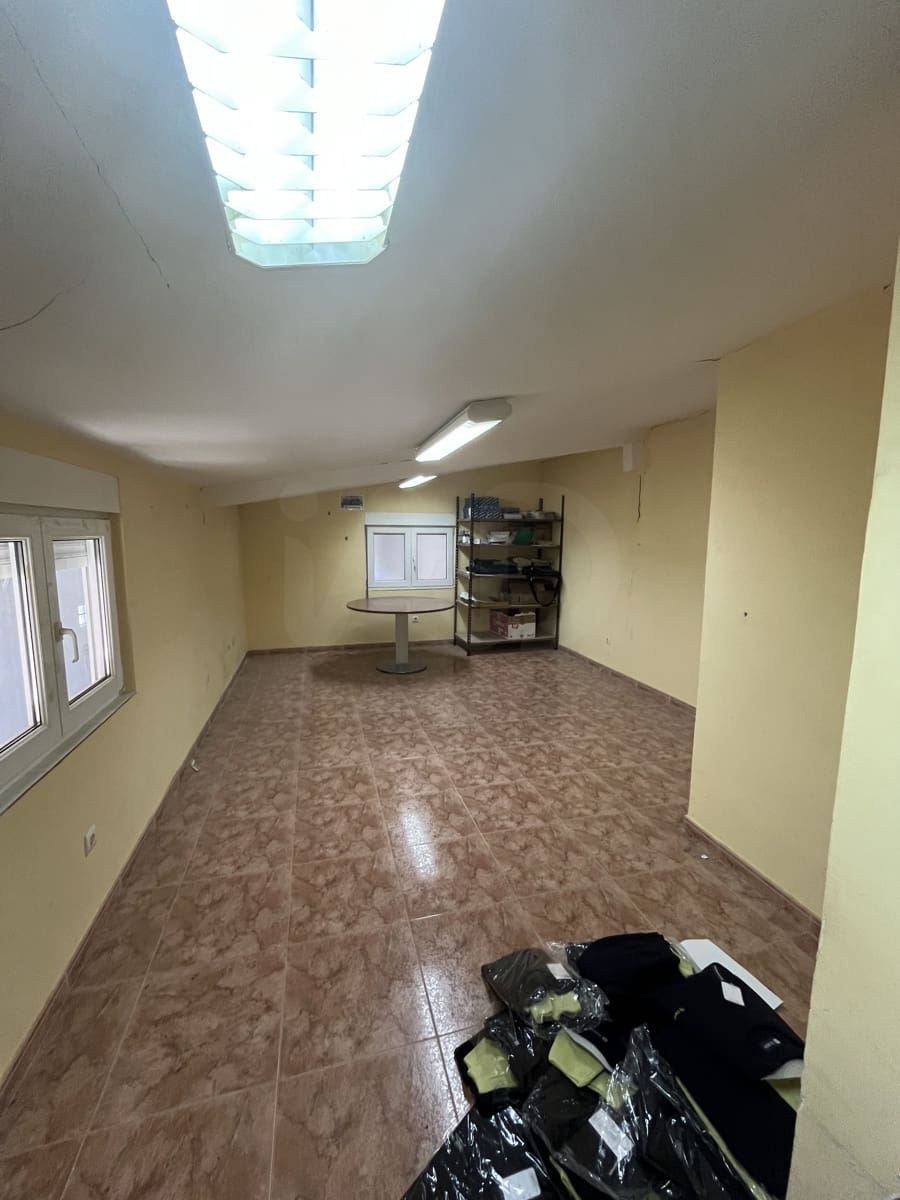 Kommersiell til leie i Leon by - € 850 (Ref: 9987942)