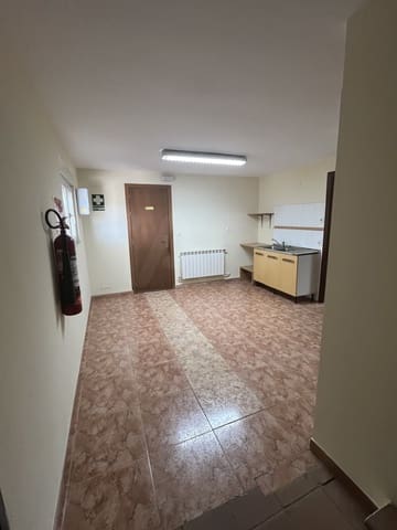 Erhverv til leje i León by - € 850 (Ref: 9987942)