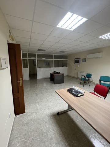 Erhverv til leje i León by - € 850 (Ref: 9987942)