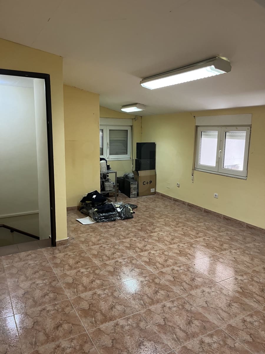 Kommersiell til leie i Leon by - € 850 (Ref: 9987942)