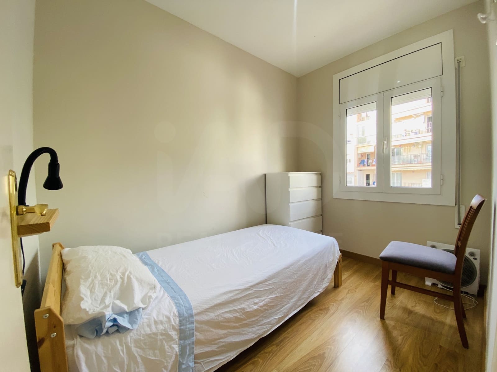 Apartamento de 2 habitaciones en Barcelona ciudad en alquiler - 1.000 € (Ref: 9987950)
