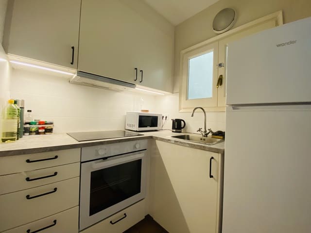 2 slaapkamer Appartement te huur in Barcelona stad - € 1.000 (Ref: 9987950)