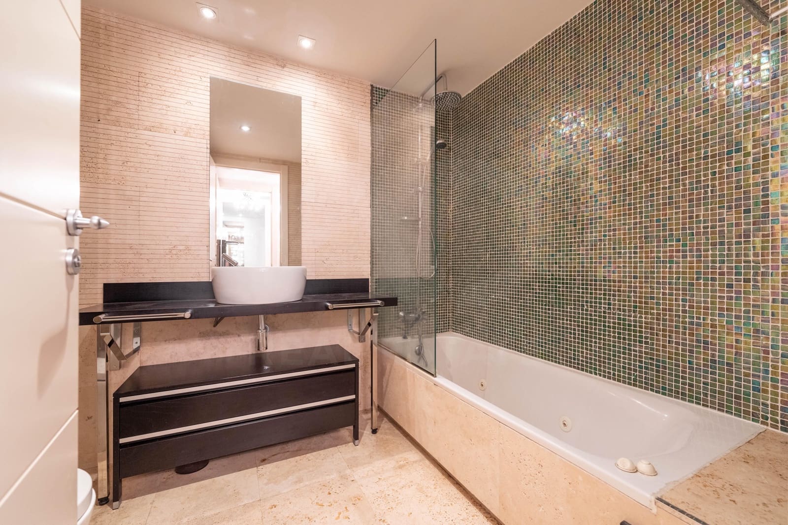 2 bedroom Apartment for rent in Madrid city with pool garage - € 2,200 (Ref: 9987951)