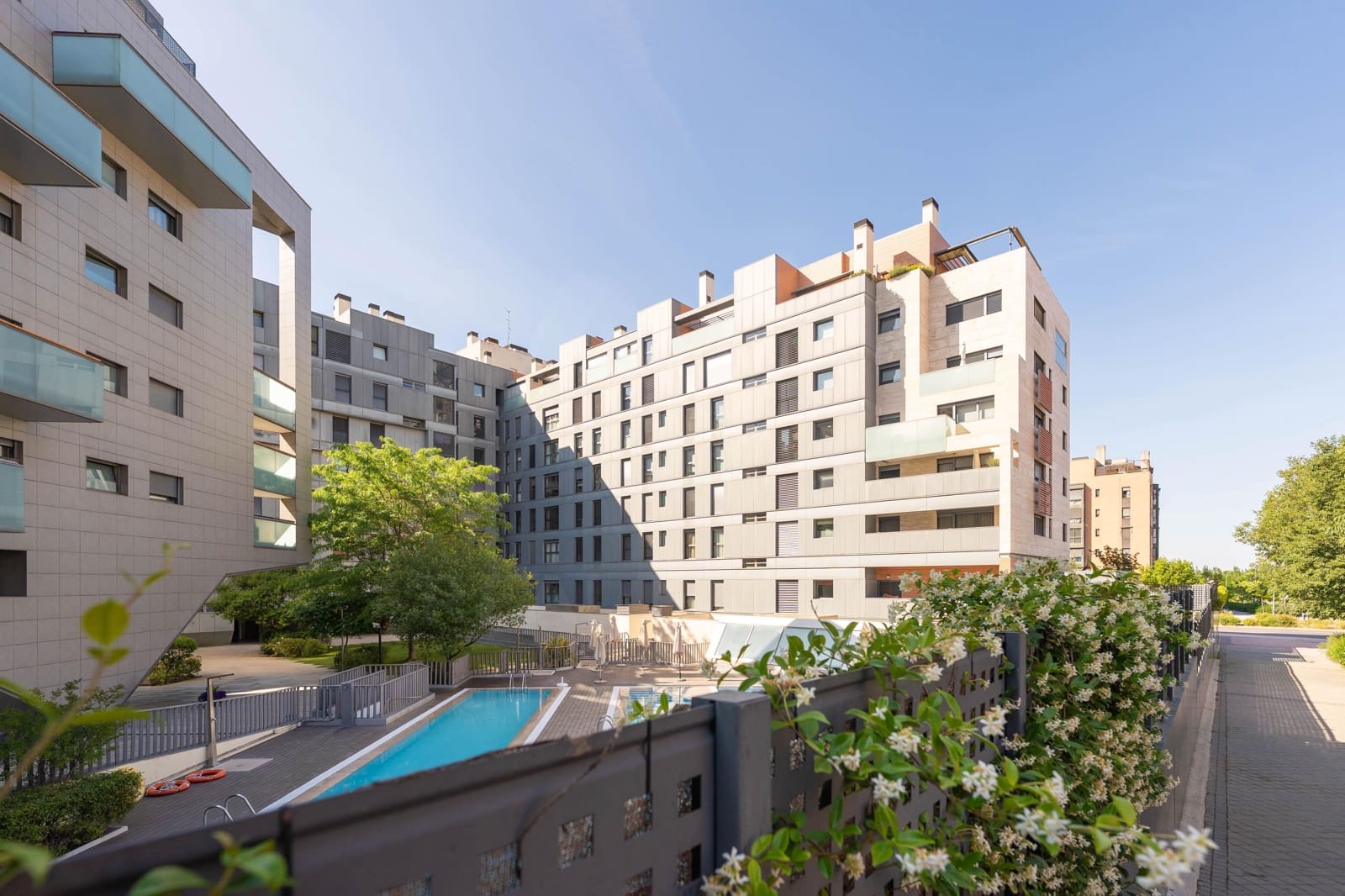 2 bedroom Apartment for rent in Madrid city with pool garage - € 2,200 (Ref: 9987951)