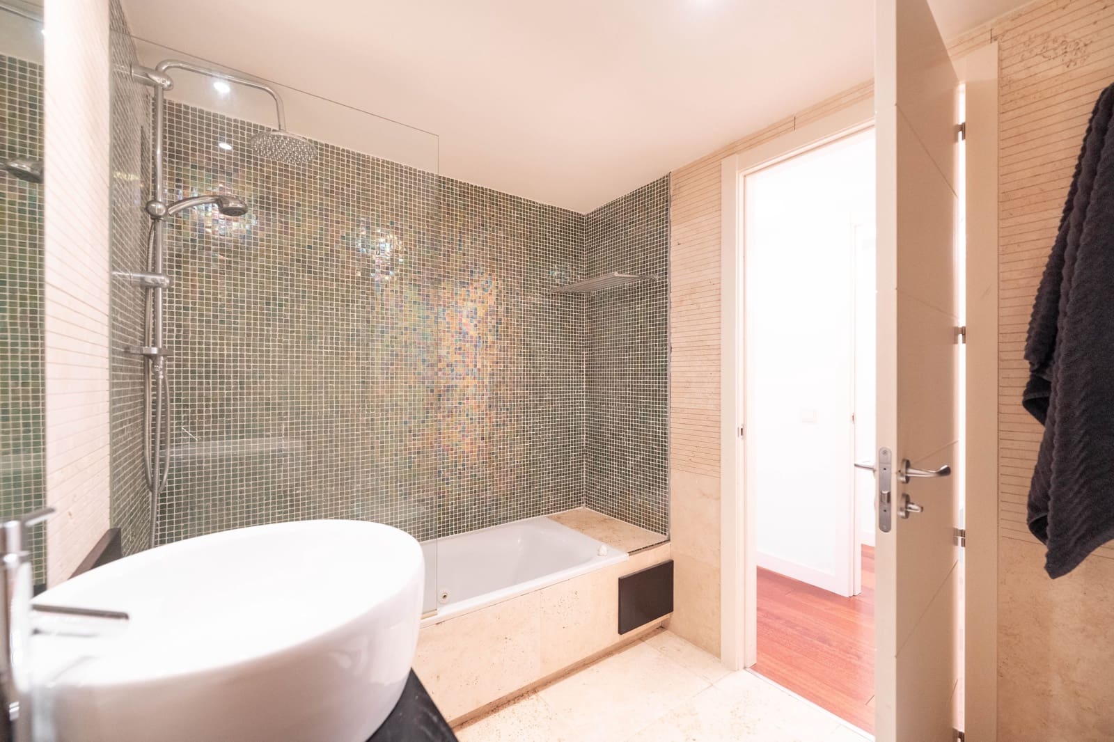 2 bedroom Apartment for rent in Madrid city with pool garage - € 2,200 (Ref: 9987951)