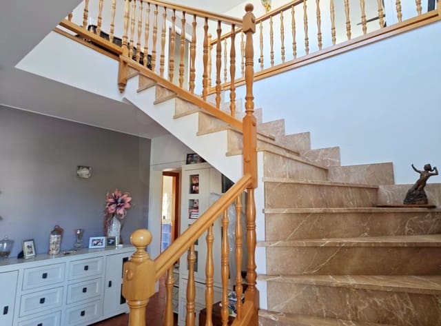 5 soverom Hus til salgs i Tarragona by med svømmebasseng garasje - € 420 000 (Ref: 9987952)