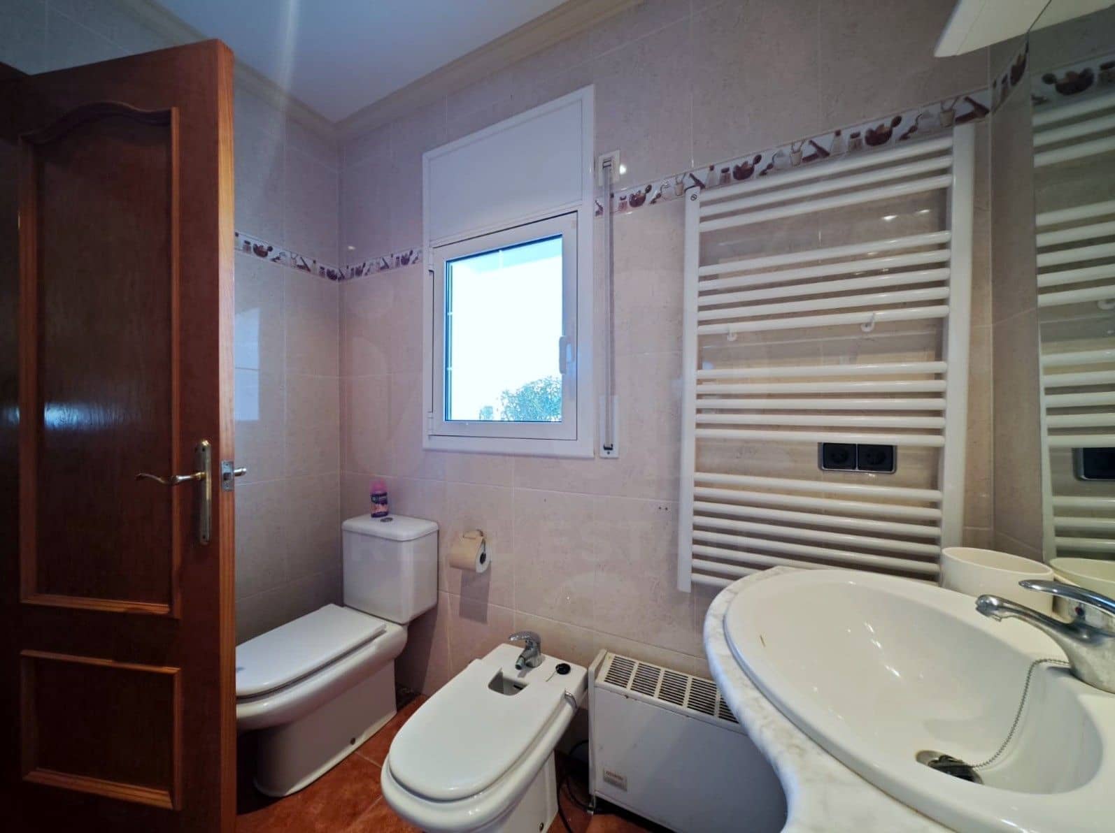 5 soverom Hus til salgs i Tarragona by med svømmebasseng garasje - € 420 000 (Ref: 9987952)