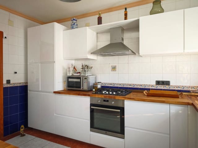 5 soverom Hus til salgs i Tarragona by med svømmebasseng garasje - € 420 000 (Ref: 9987952)