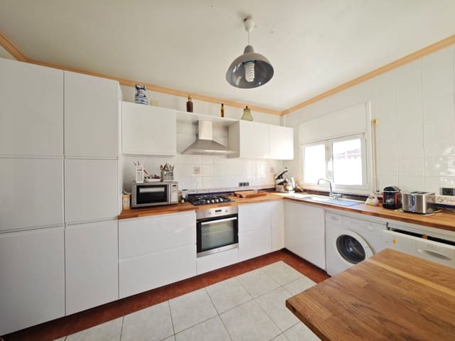 5 soverom Hus til salgs i Tarragona by med svømmebasseng garasje - € 420 000 (Ref: 9987952)