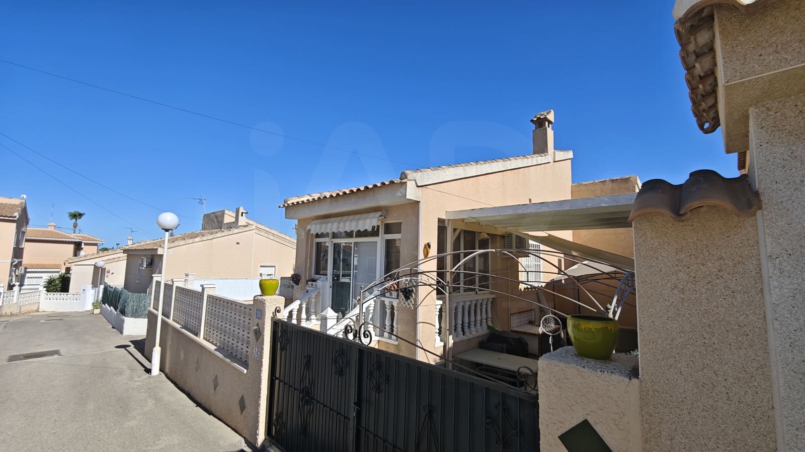 3 makuuhuone Omakotitalo myytävänä paikassa Alicante kaupunki mukana uima-altaan - 225 000 € (Ref: 9987966)