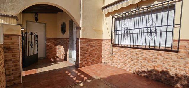 4 soveværelse Byhus til salg i Almería by med garage - € 358.000 (Ref: 9987973)