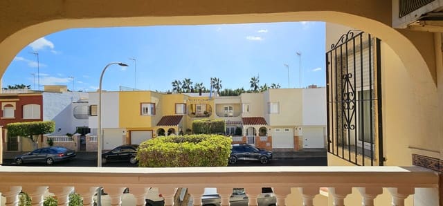 4 soveværelse Byhus til salg i Almería by med garage - € 358.000 (Ref: 9987973)