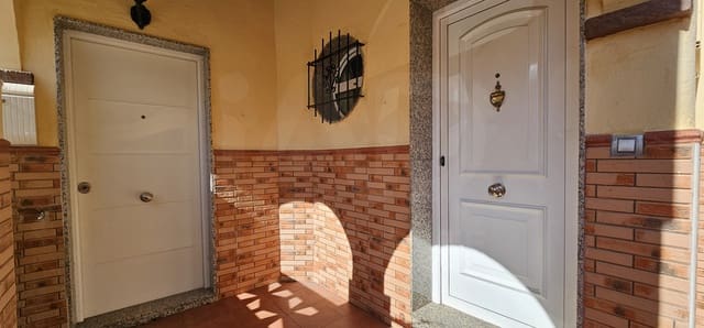 4 soveværelse Byhus til salg i Almería by med garage - € 358.000 (Ref: 9987973)