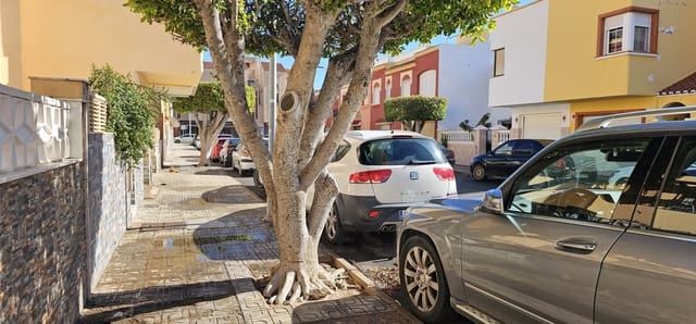 4 soveværelse Byhus til salg i Almería by med garage - € 358.000 (Ref: 9987973)