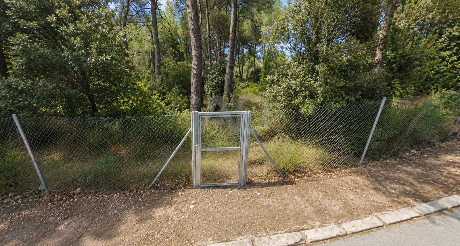 Grunde uden byggetilladelser til salg i Barcelona by - € 70.000 (Ref: 9987977)