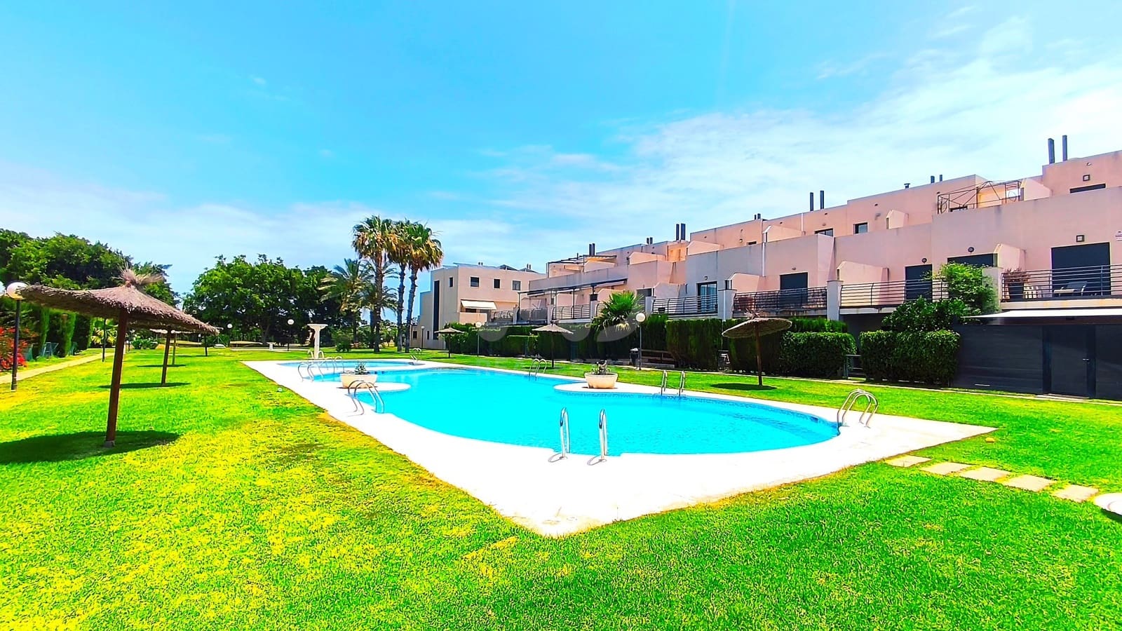 5 soveværelse Rækkehus til salg i Alicante by med swimmingpool garage - € 685.000 (Ref: 9987978)