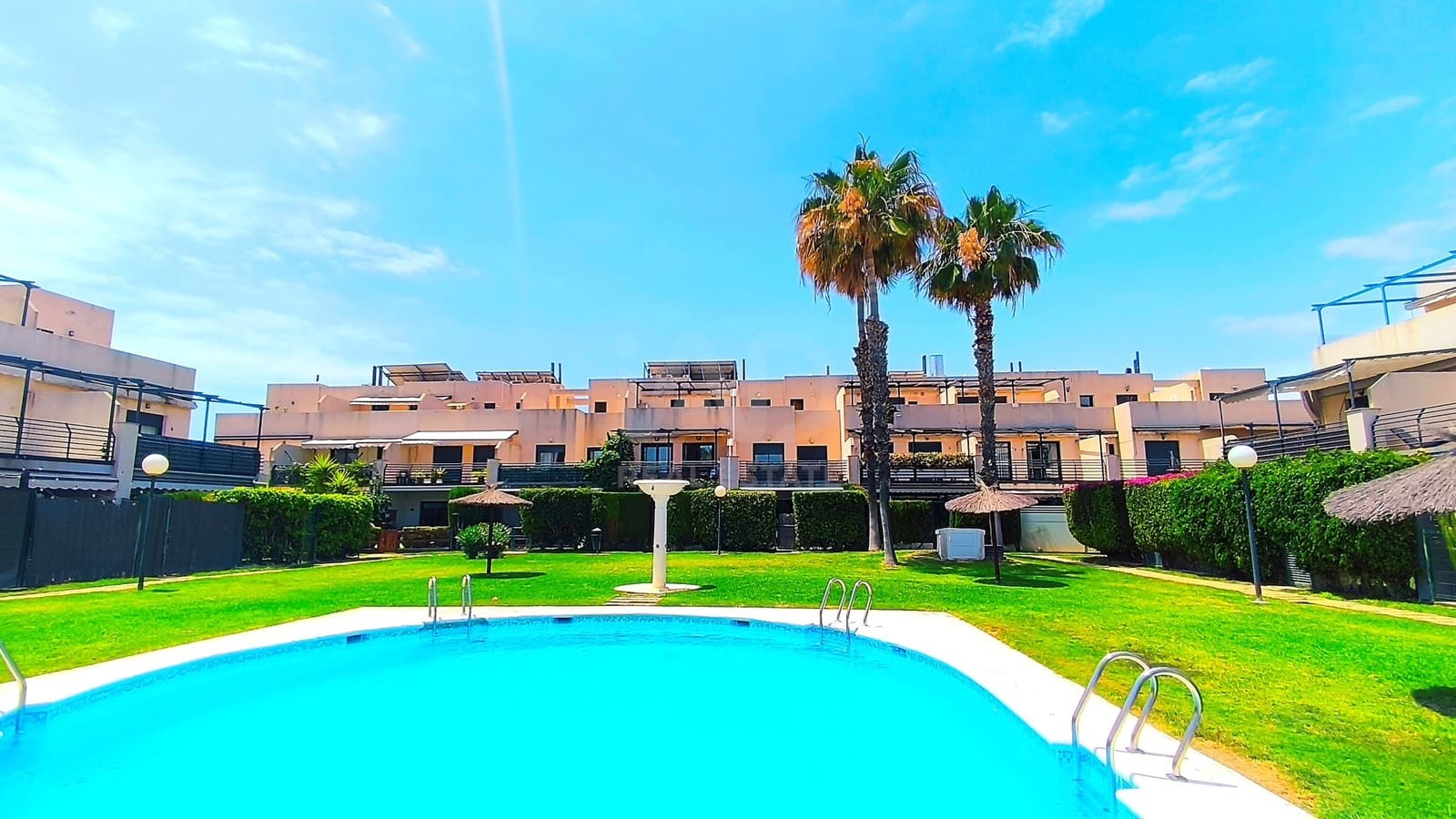 5 soveværelse Rækkehus til salg i Alicante by med swimmingpool garage - € 685.000 (Ref: 9987978)