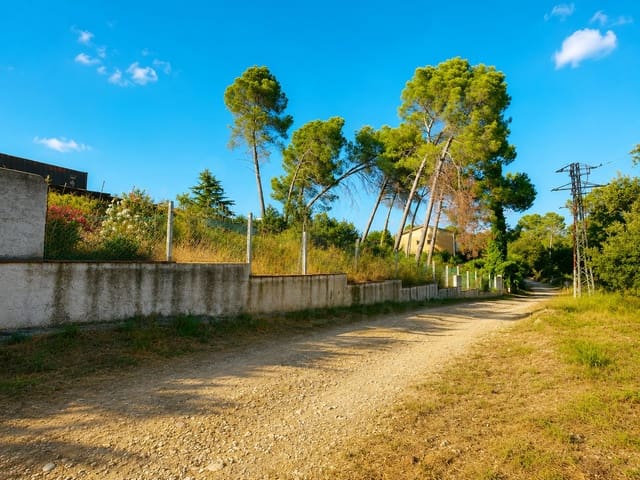 Byggetomt til salgs i Barcelona by - € 115 000 (Ref: 9988011)