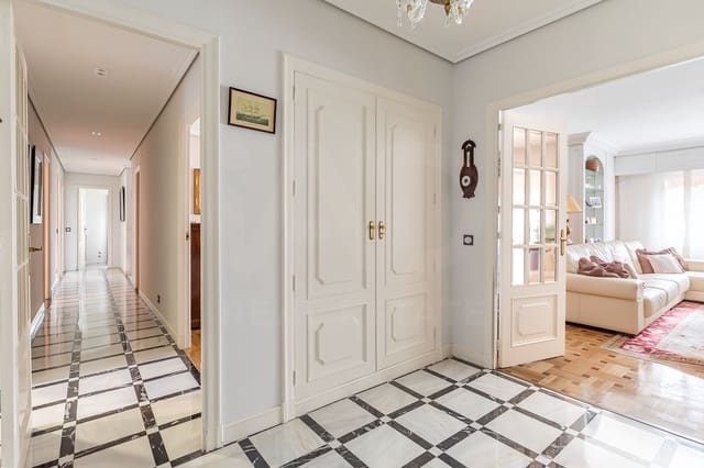 Apartamento de 5 habitaciones en Pozuelo de Alarcón en venta con piscina garaje - 1.350.000 € (Ref: 9988021)