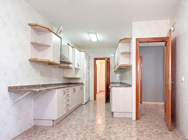 4 soveværelse Byhus til salg i Roda de Barà med garage - € 315.000 (Ref: 9988022)