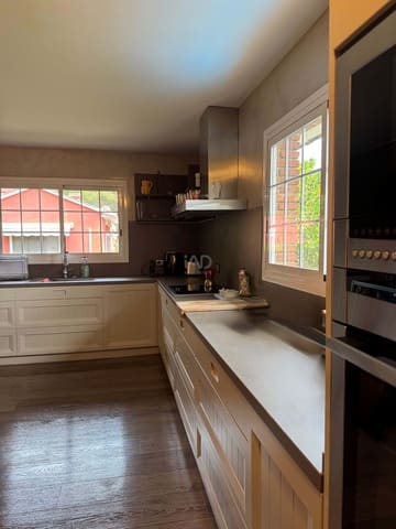 5 soverom Hus til salgs i Barcelona by med svømmebasseng - € 870 000 (Ref: 9988024)