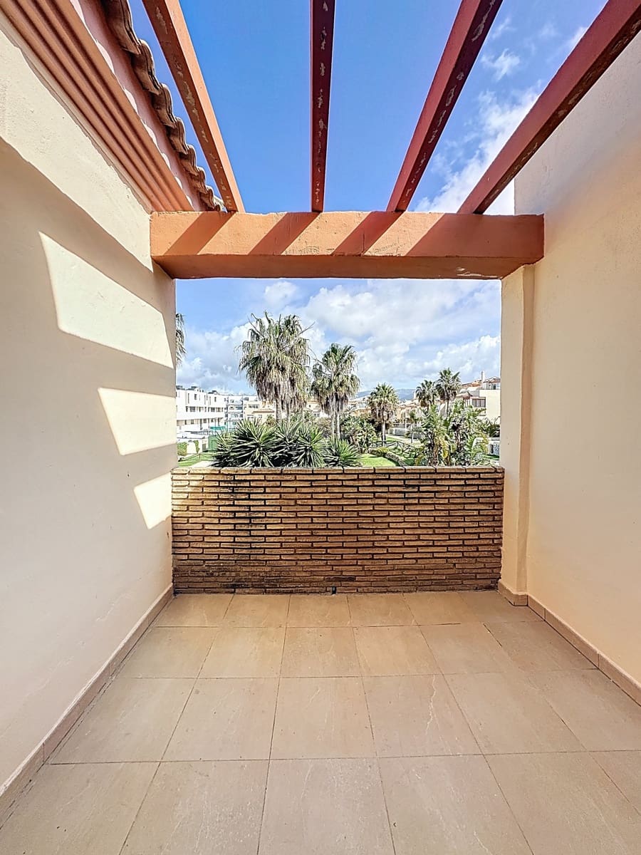 4 soveværelse Rækkehus til salg i Cadiz by med swimmingpool - € 649.000 (Ref: 9988025)