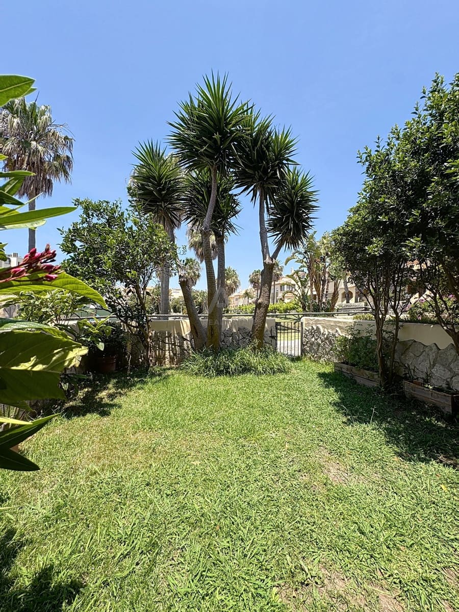 4 soveværelse Rækkehus til salg i Cadiz by med swimmingpool - € 649.000 (Ref: 9988025)