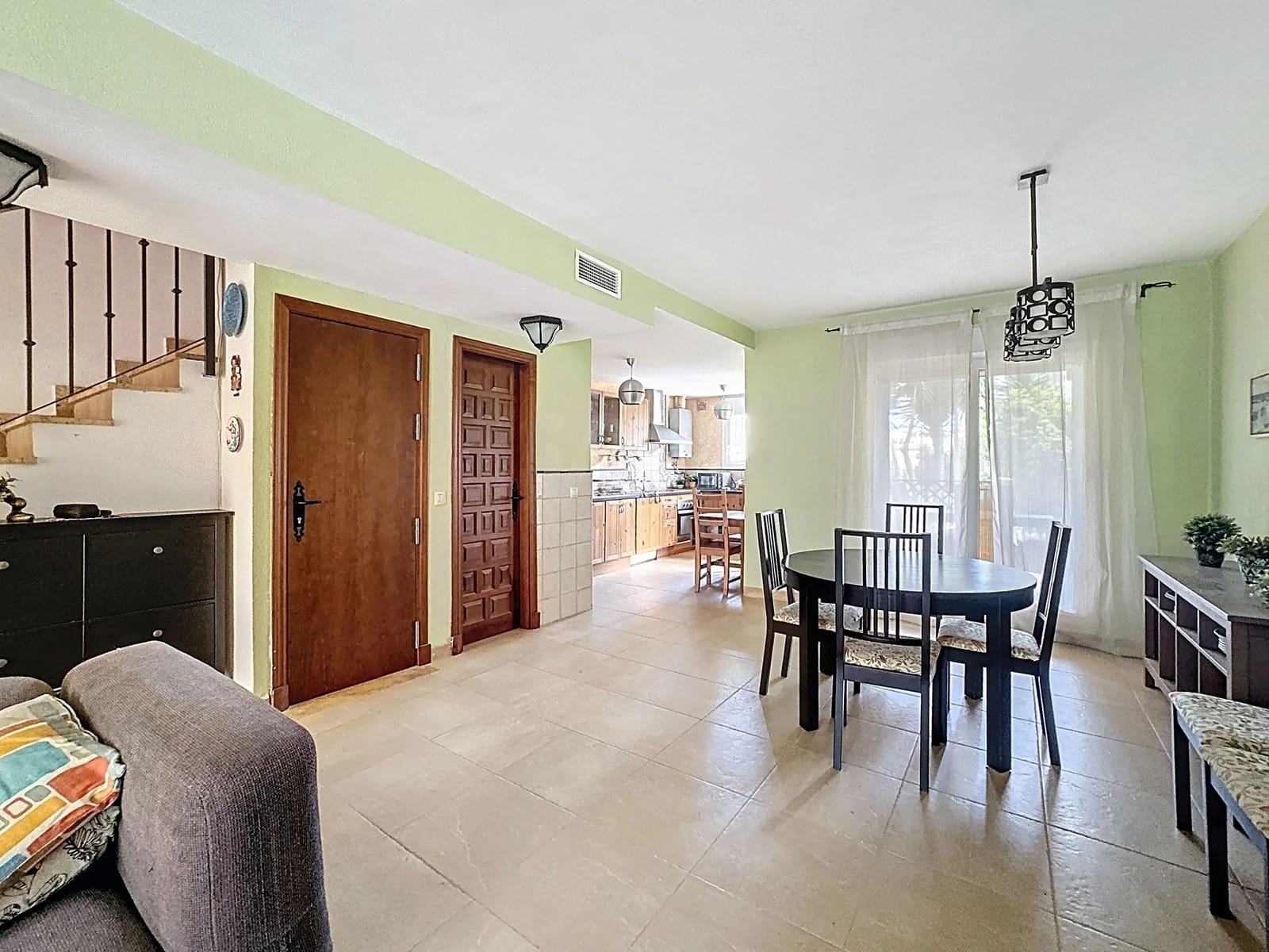 4 soveværelse Rækkehus til salg i Cadiz by med swimmingpool - € 649.000 (Ref: 9988025)