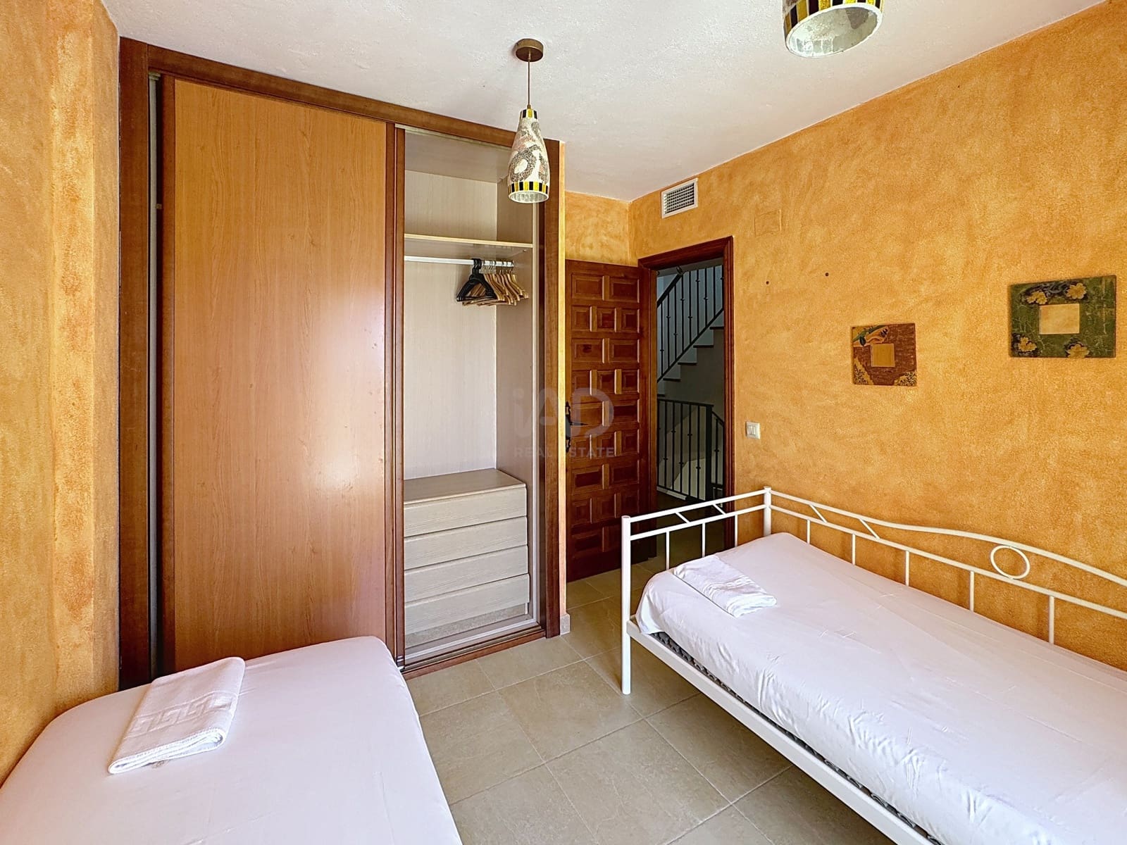 4 soveværelse Rækkehus til salg i Cadiz by med swimmingpool - € 649.000 (Ref: 9988025)