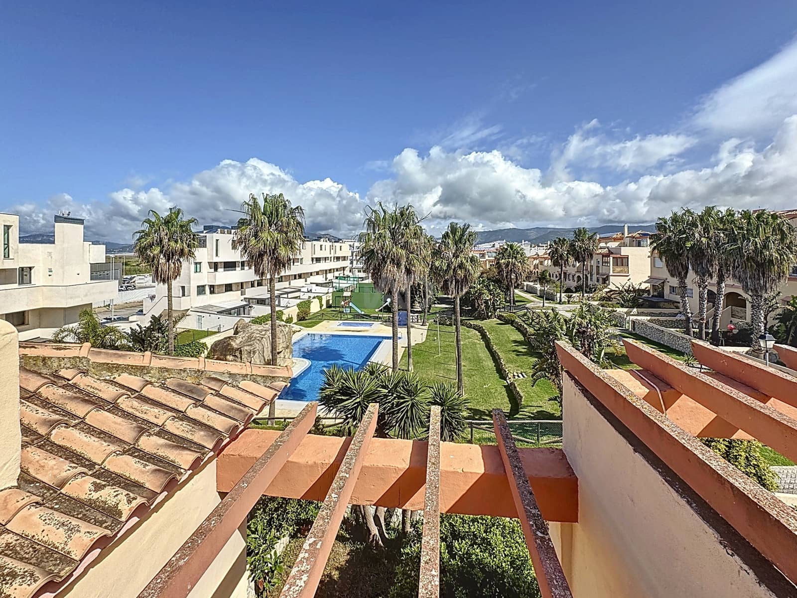 4 soveværelse Rækkehus til salg i Cadiz by med swimmingpool - € 649.000 (Ref: 9988025)